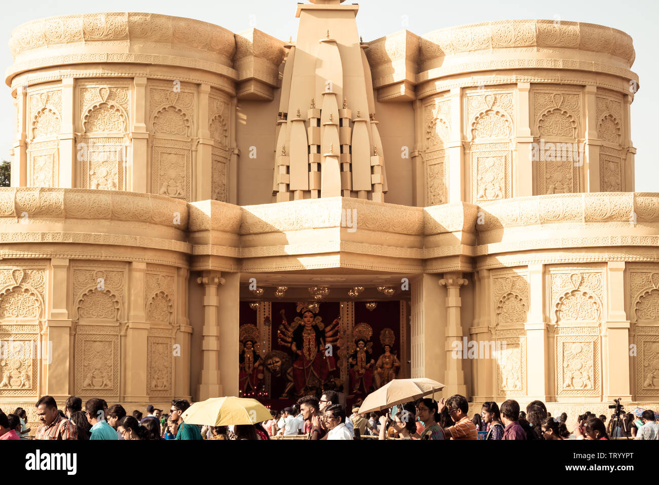 KOLKATA, Indien, 26. SEPTEMBER 2017 - Dekoriert Durga Puja pandal in Saptami morgen. Versammelt außerhalb Mandap. Dies ist das größte religiöse Fest Stockfoto