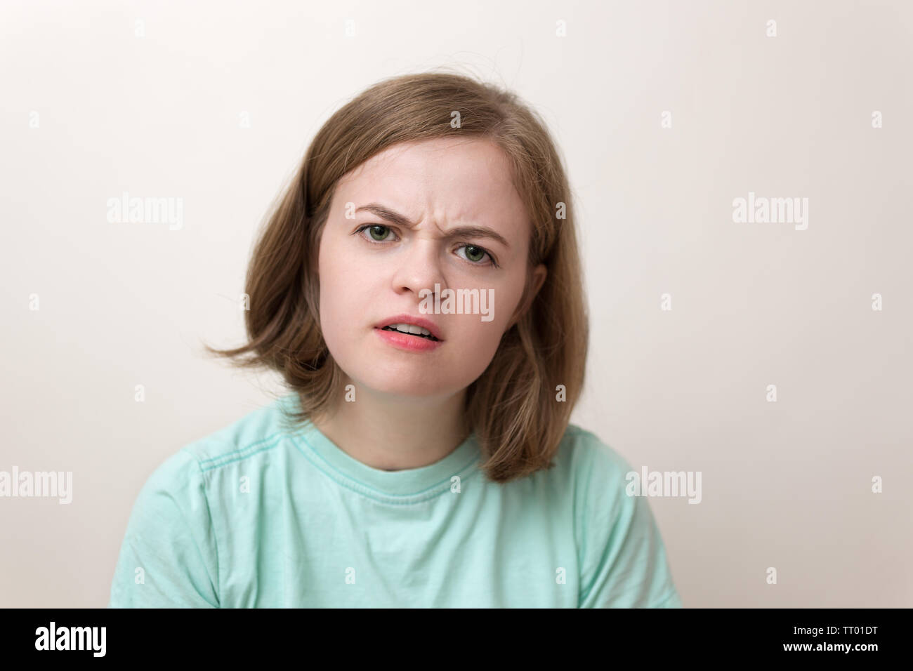 Porträt der jungen kaukasischen Frau Mädchen mit Fragen, ratlos, verwirrt, ratlos Ausdruck Stockfoto