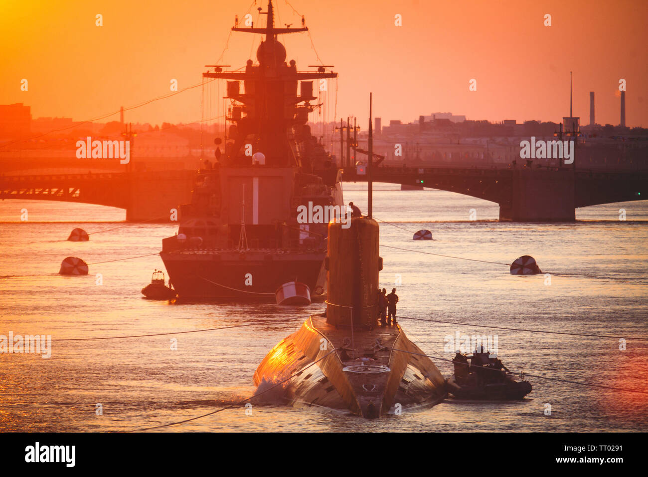 Eine Linie der modernen russischen militärischen naval Schlachtschiffe, Fregatten, Kriegsschiffe in der Zeile, Nord- und Ostsee Flotte Flotte Vorbereiten der militärischen Parade Stockfoto