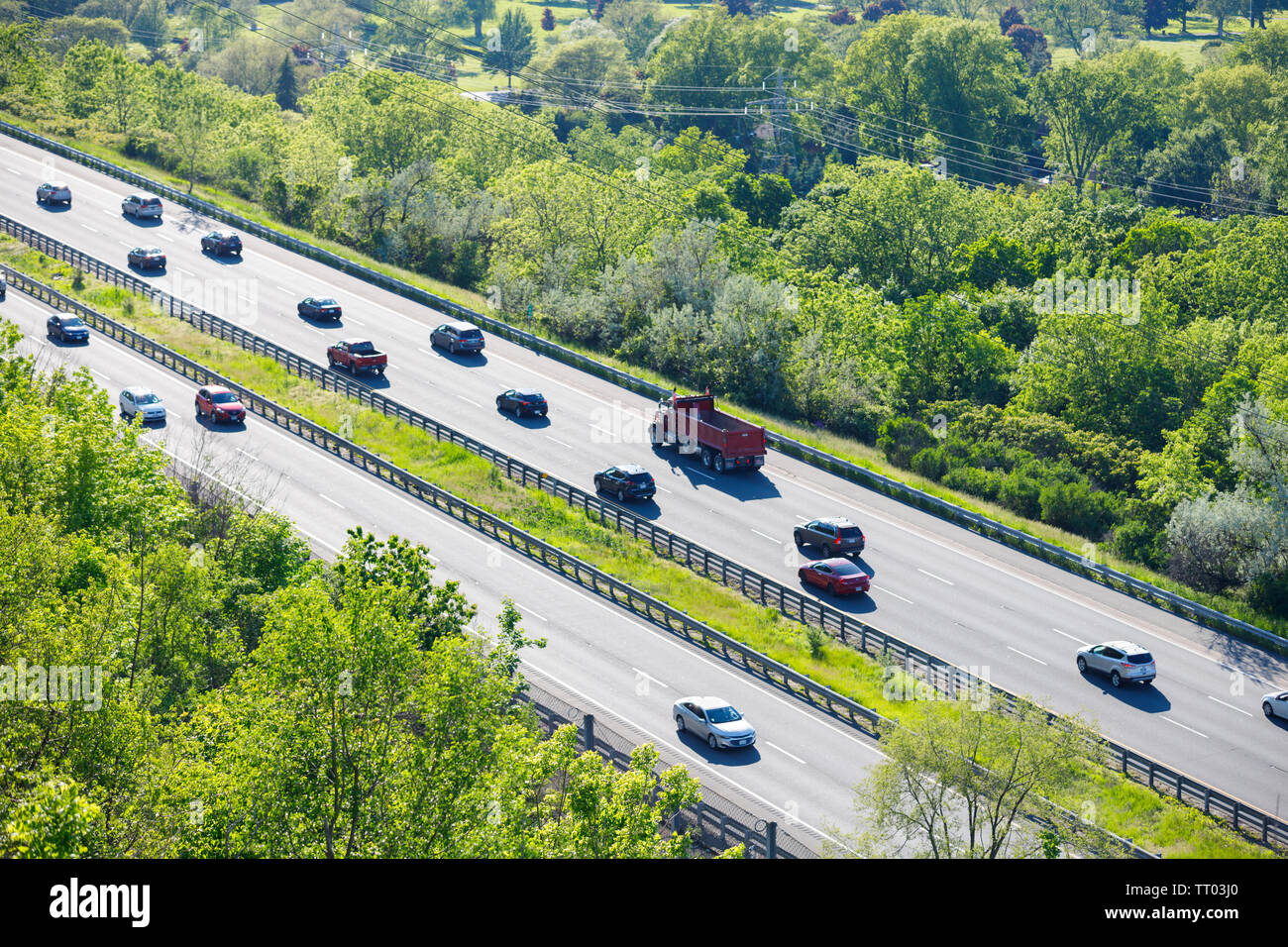 Hamilton, Ontario/Kanada - Juni 2019: Verkehr entlang der Landstraße 403 zwischen Hamilton und Toronto Stockfoto