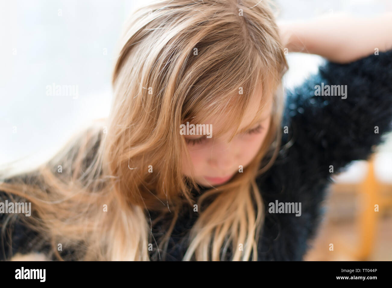 Junge hübsche Mädchen, ihr langes Haar bürsten in weichen verträumt Fokus Stockfoto
