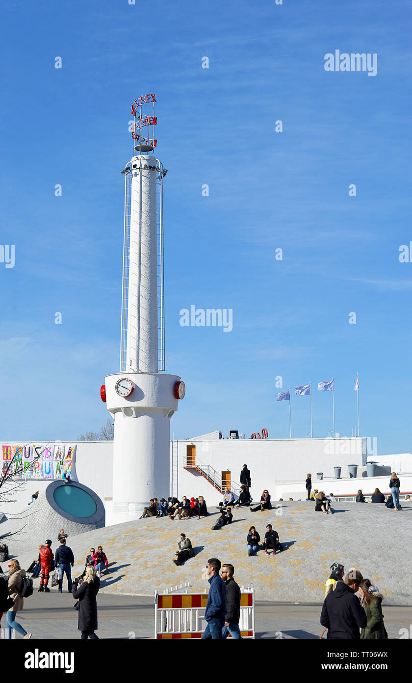 HELSINKI, Finnland - 6 April 2019: Der Amos Rex Kunst Museum auf dem Gelände des Lasipalatsi ist einem gewölbten unterirdischen Galerie, die Blasen über Boden Stockfoto