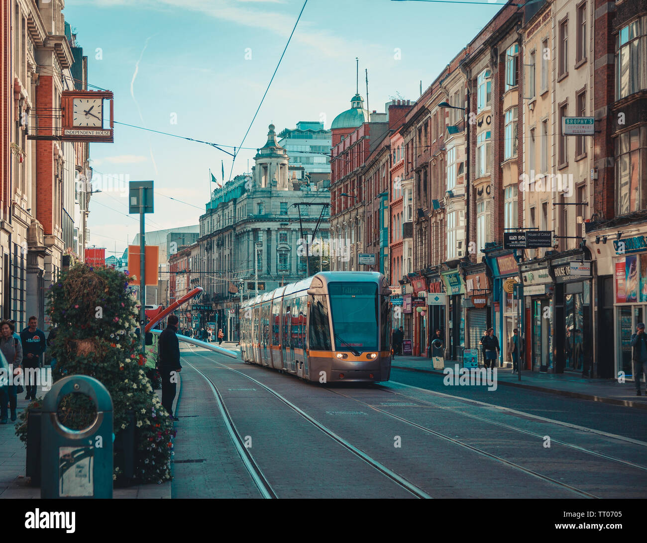 Dublin, Irland - September 2018. Straßenbahn Luas für den öffentlichen Verkehr in der Abbey Street mit Gebäuden und Geschäften auf dem Gehweg. Stockfoto