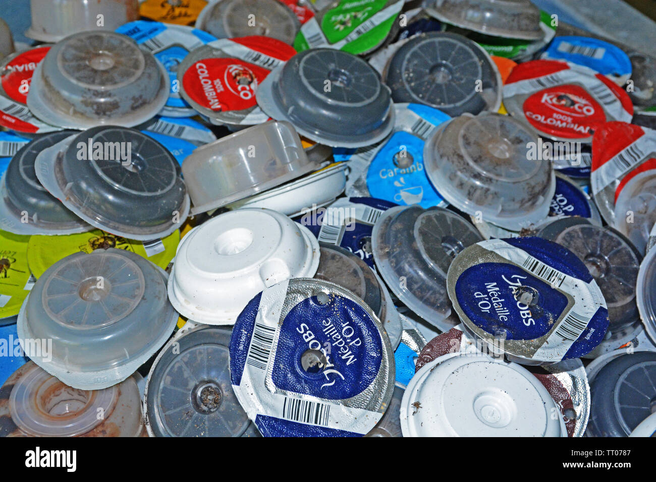 Gruppe der verwendeten Espresso Kapseln in einem Metallgehäuse Stockfoto