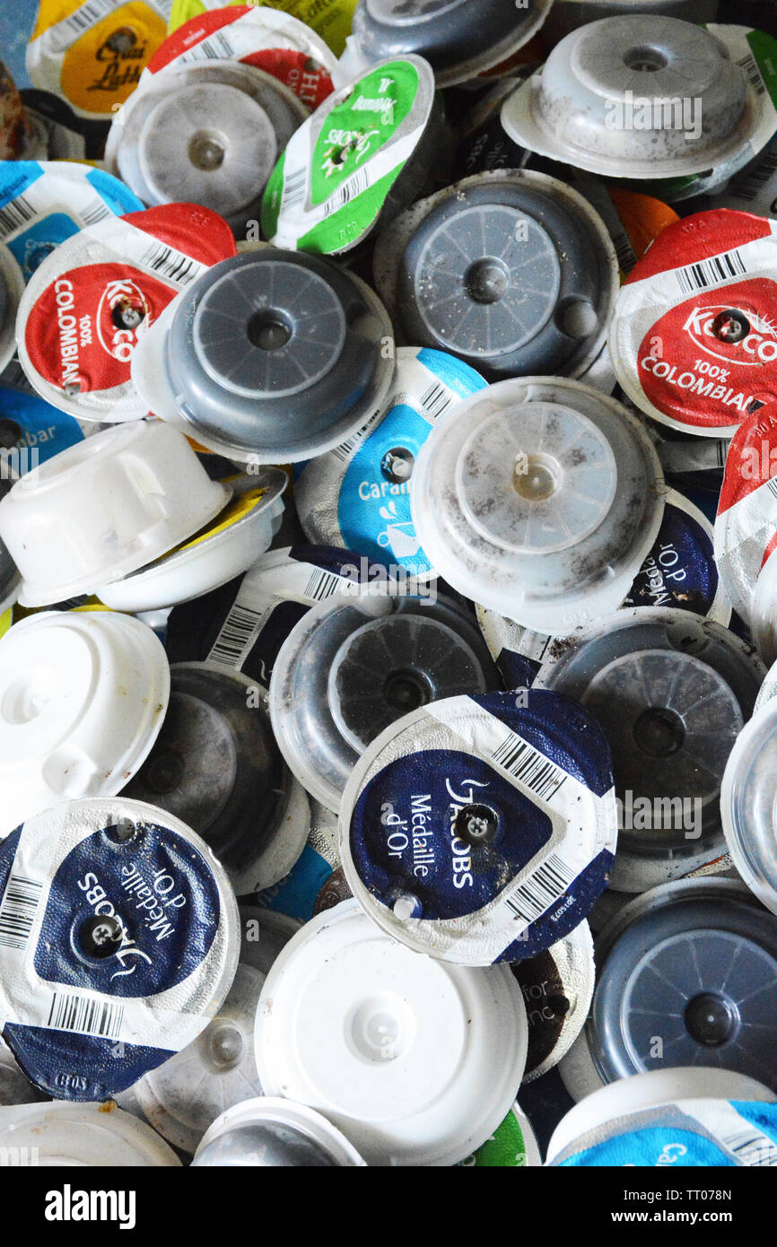 Gruppe der verwendeten Espresso Kapseln in einem Metallgehäuse Stockfoto