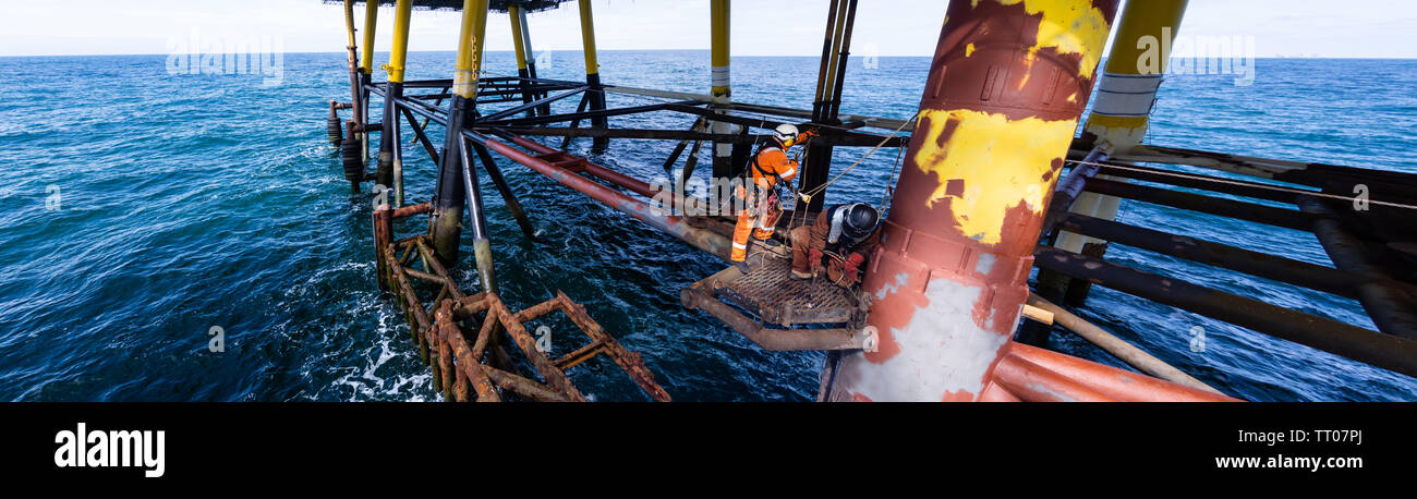 Zugang mit Seil decomisining von Öl und Gas Plattform Stockfoto