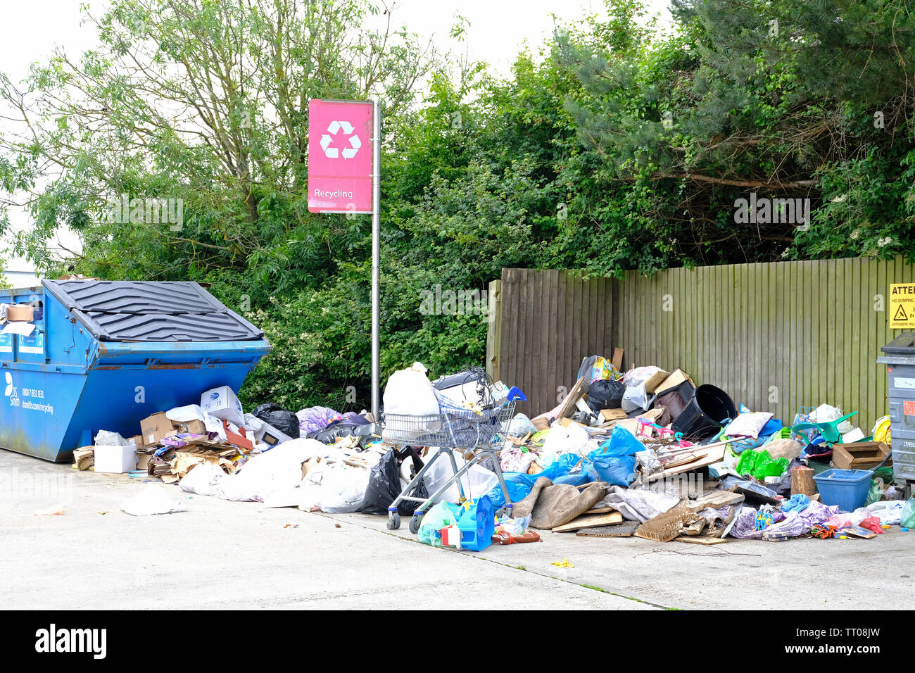 Einen großen Haufen Müll fliegen gespitzt, am Eingang zum Tesco Superstore, Littlehampton, West Sussex Stockfoto