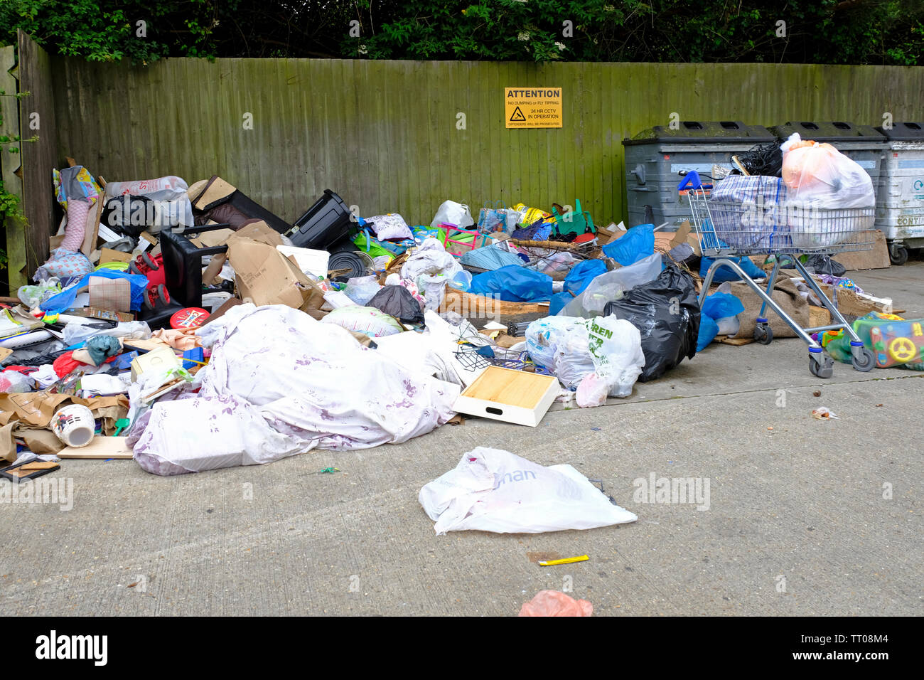 Einen großen Haufen Müll fliegen gespitzt, am Eingang zum Tesco Superstore, Littlehampton, West Sussex. CCTV Warnschild ignoriert Stockfoto