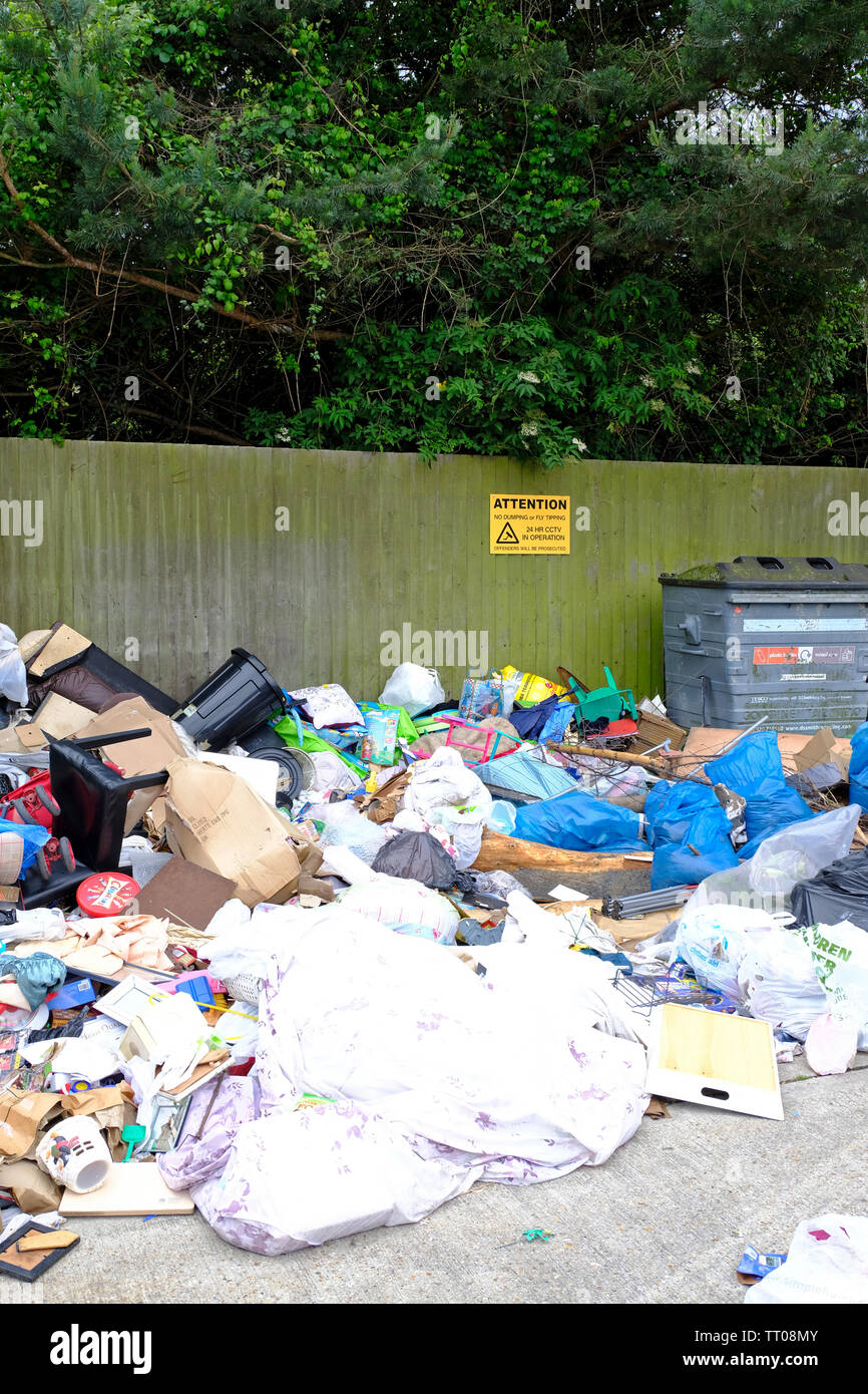Einen großen Haufen Müll fliegen gespitzt, am Eingang zum Tesco Superstore, Littlehampton, West Sussex. CCTV Warnschild ignoriert Stockfoto
