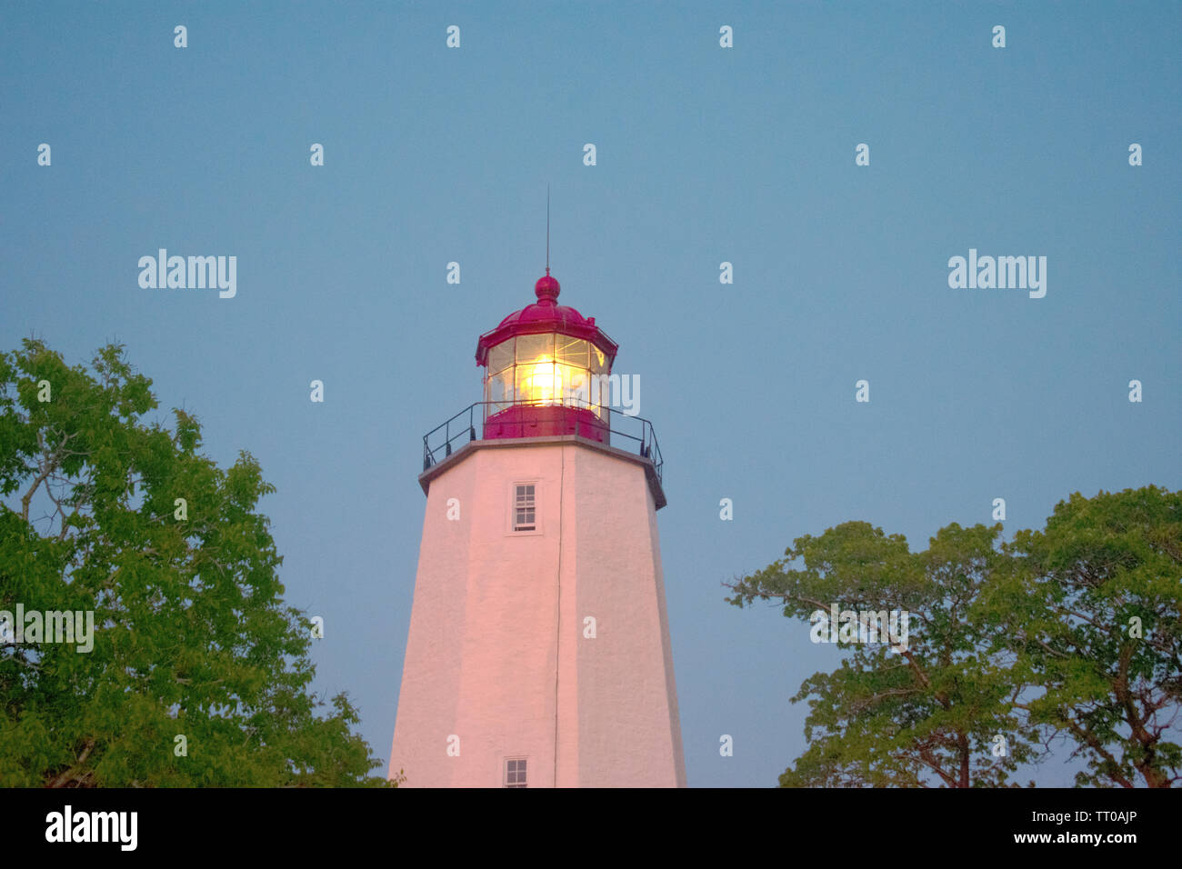 Leuchtturm in Sandy Hook, New Jersey, in der Dämmerung, mit dem Licht eingeschaltet-08 Stockfoto