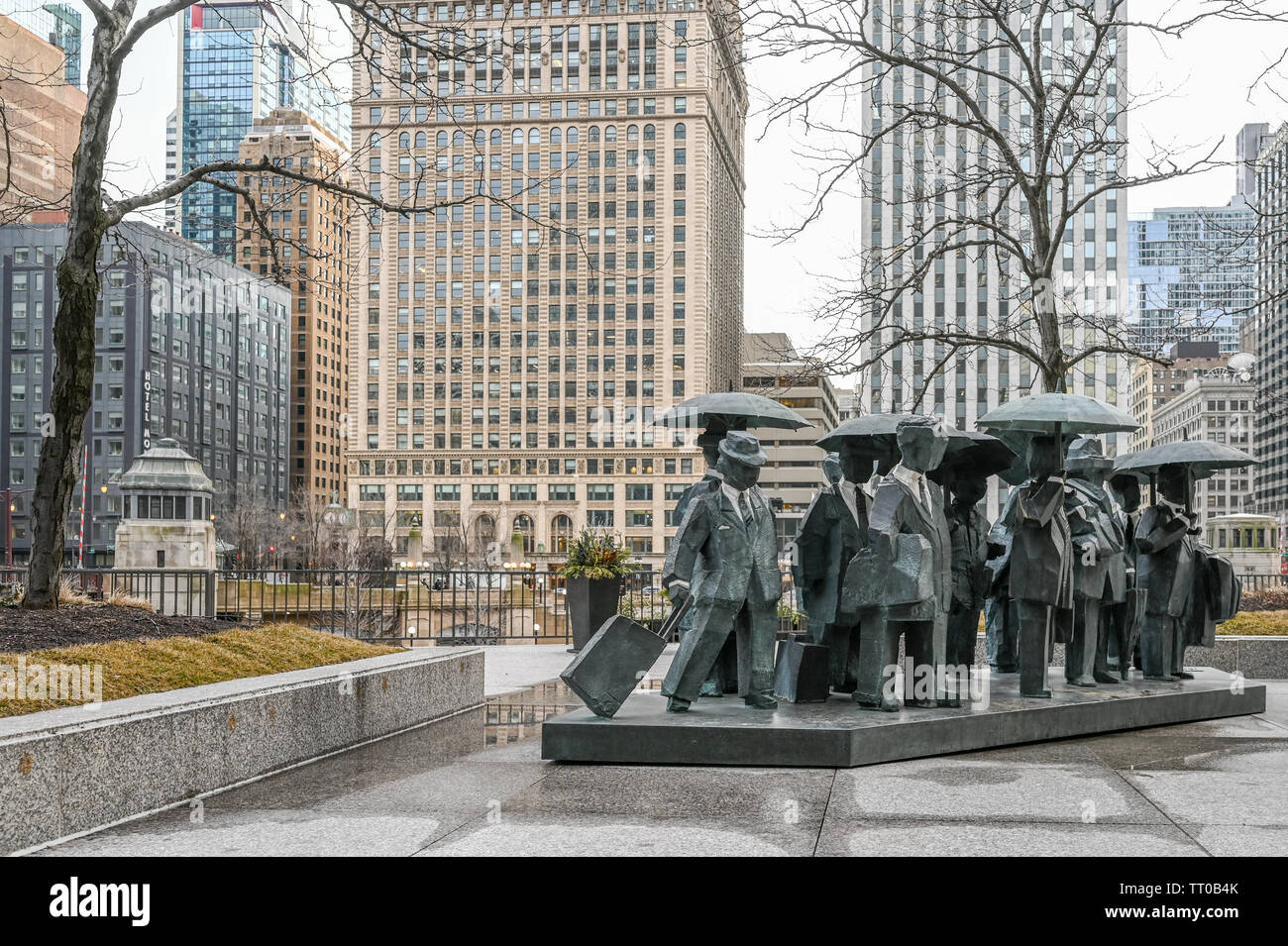 Die Herren Skulpturen bei der AMA Plaza in chcago am nördlichen Ufer des Chicago River an einem regnerischen Tag im März 2019. Stockfoto