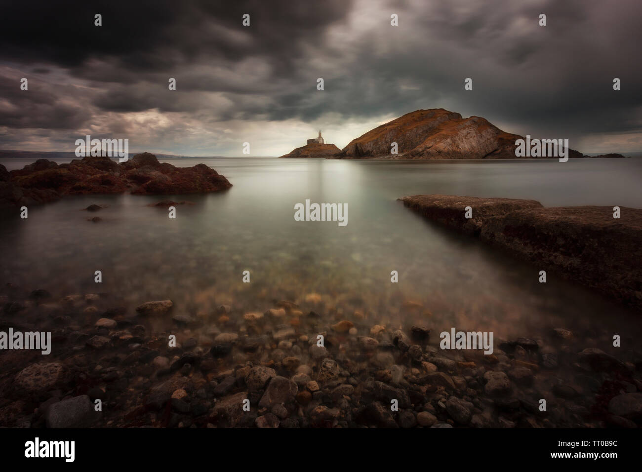 Rauhes Wetter über Mumbles Leuchtturm Stockfoto