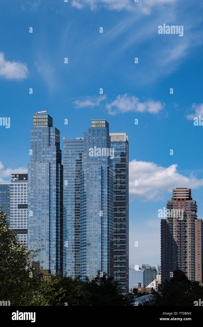 34 Street-Hudson Yards Park mit Wolkenkratzern in Hell's Kitchen im Hintergrund, NYC, USA Stockfoto
