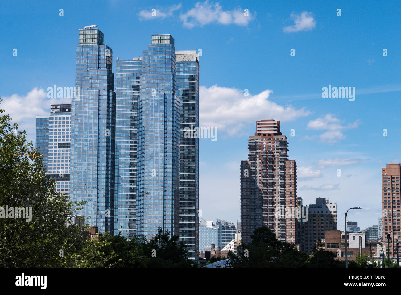 34 Street-Hudson Yards Park mit Wolkenkratzern in Hell's Kitchen im Hintergrund, NYC, USA Stockfoto