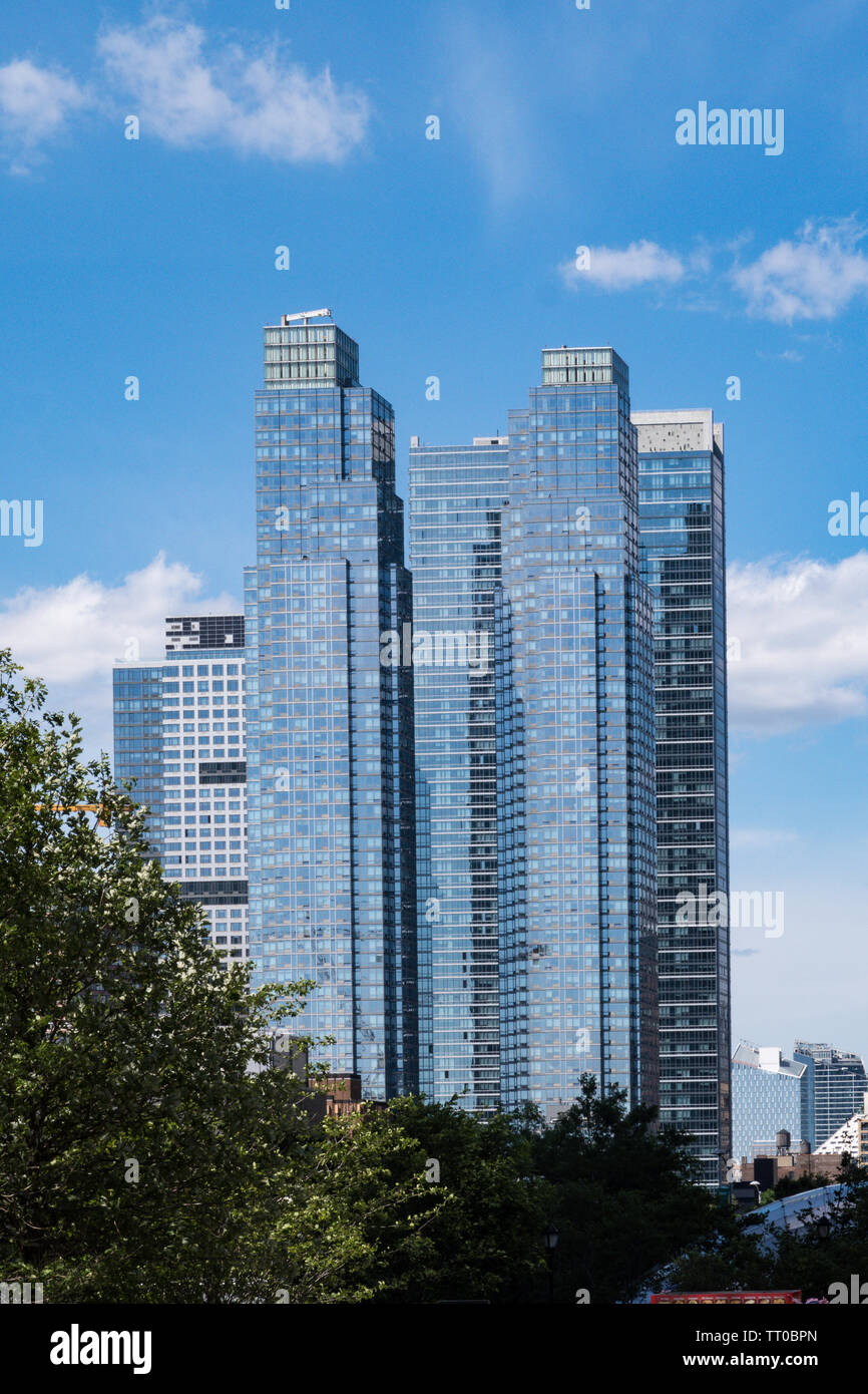 34 Street-Hudson Yards Park mit Wolkenkratzern in Hell's Kitchen im Hintergrund, NYC, USA Stockfoto