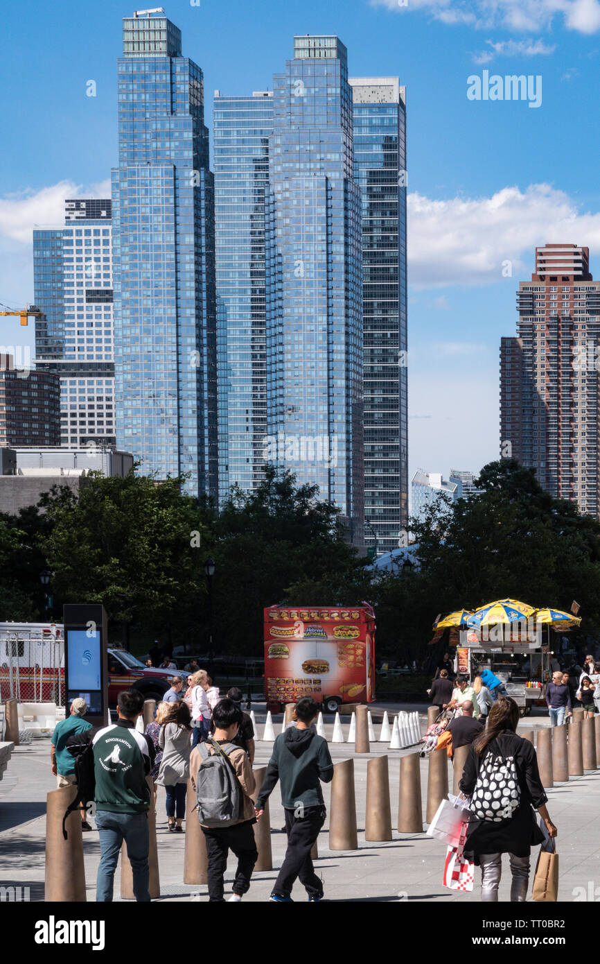 34 Street-Hudson Yards Park mit Wolkenkratzern in Hell's Kitchen im Hintergrund, NYC, USA Stockfoto