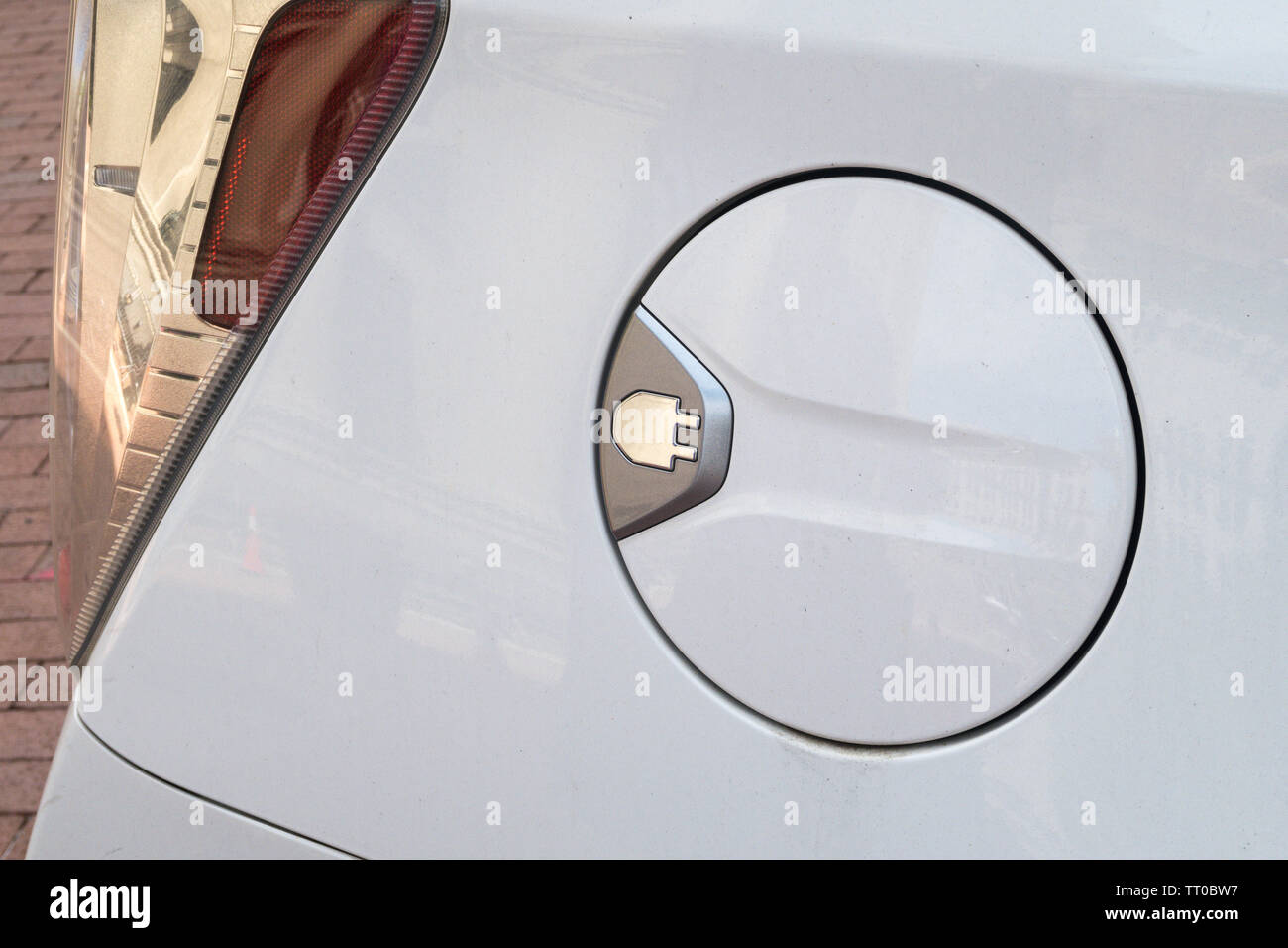 Aufladen Steckdose Tür auf ein elektrisches Auto am hinteren Kotflügel, USA Stockfoto