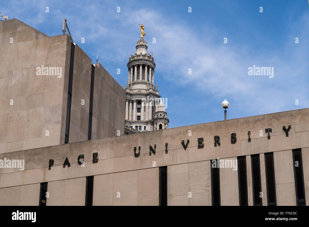 Der Pace University Campus in Lower Manhattan mit der städtischen Gebäude hoch aufragenden im Hintergrund, NYC, USA Stockfoto