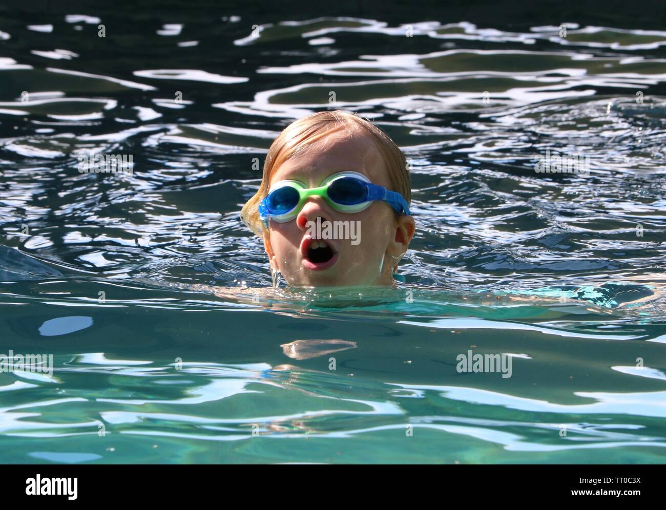 Junge Mädchen kommen wieder Luft beim Schwimmen Stockfoto