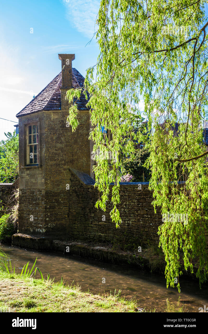 Einen Roundhouse in eine kleine Gasse, bekannt als Bow Wow neben einem Kanal streamn im Cotswold Village South Cerney in Gloucestershire. Stockfoto
