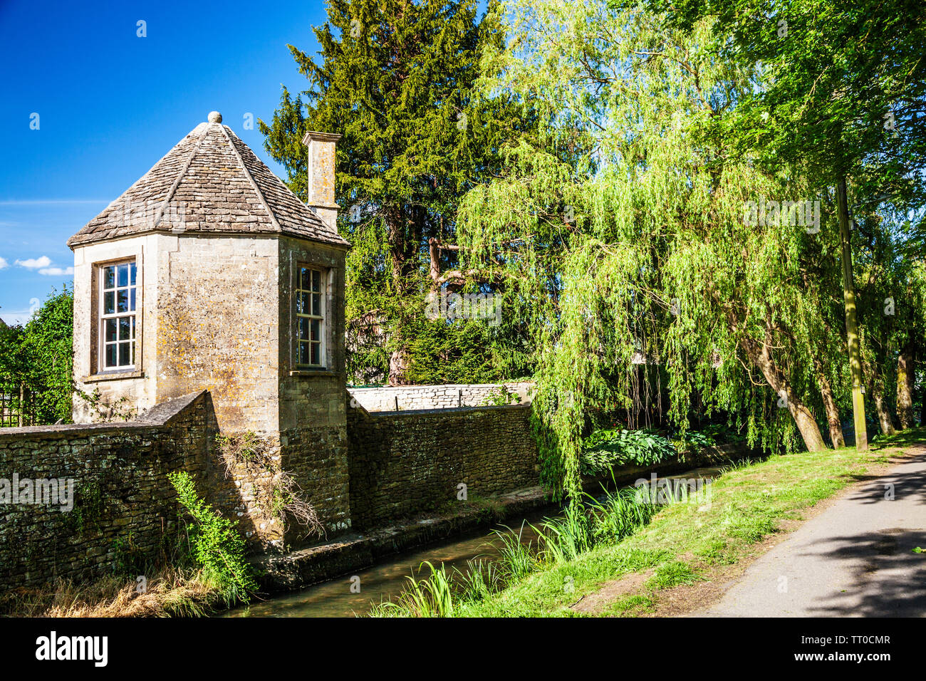 Einen Roundhouse in eine kleine Gasse, bekannt als Bow Wow neben einem Kanal streamn im Cotswold Village South Cerney in Gloucestershire. Stockfoto