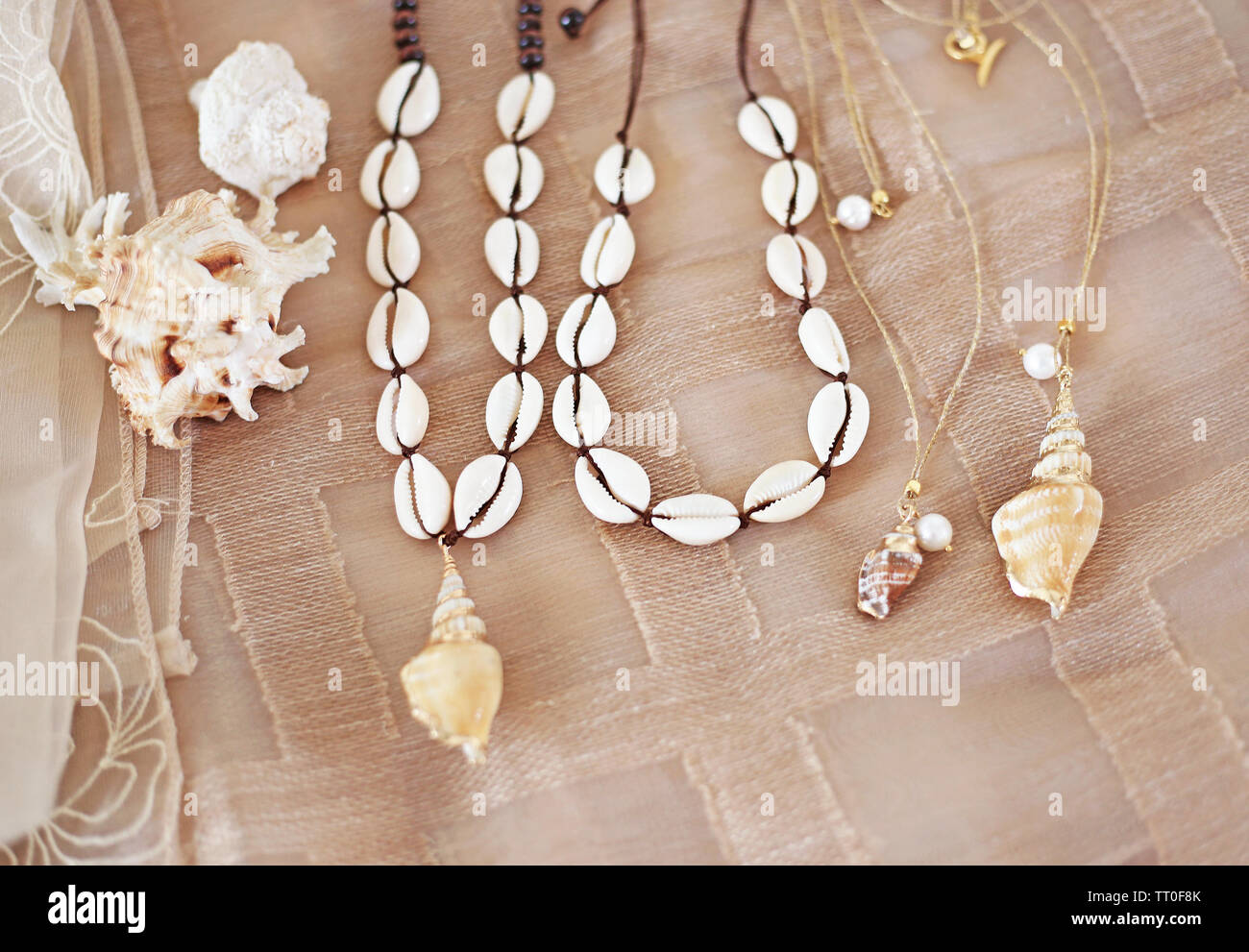 Böhmische Sommer Schmuck mit Schalen - Cowrie Muscheln Halsketten - Modeschmuck Werbung Stockfoto