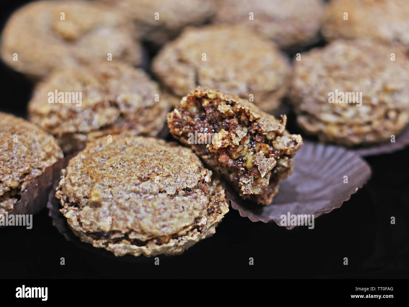 Nahaufnahme der köstlichen Mandeln Süßigkeiten mit Cherry und Muttern auf schwarze Platte Stockfoto