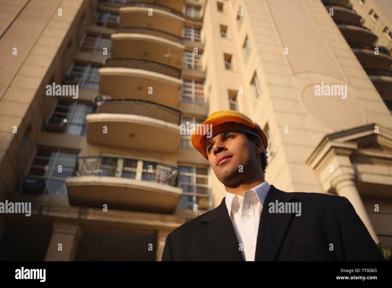 Low Angle View eines männlichen Architekten vor einem Gebäude Stockfoto
