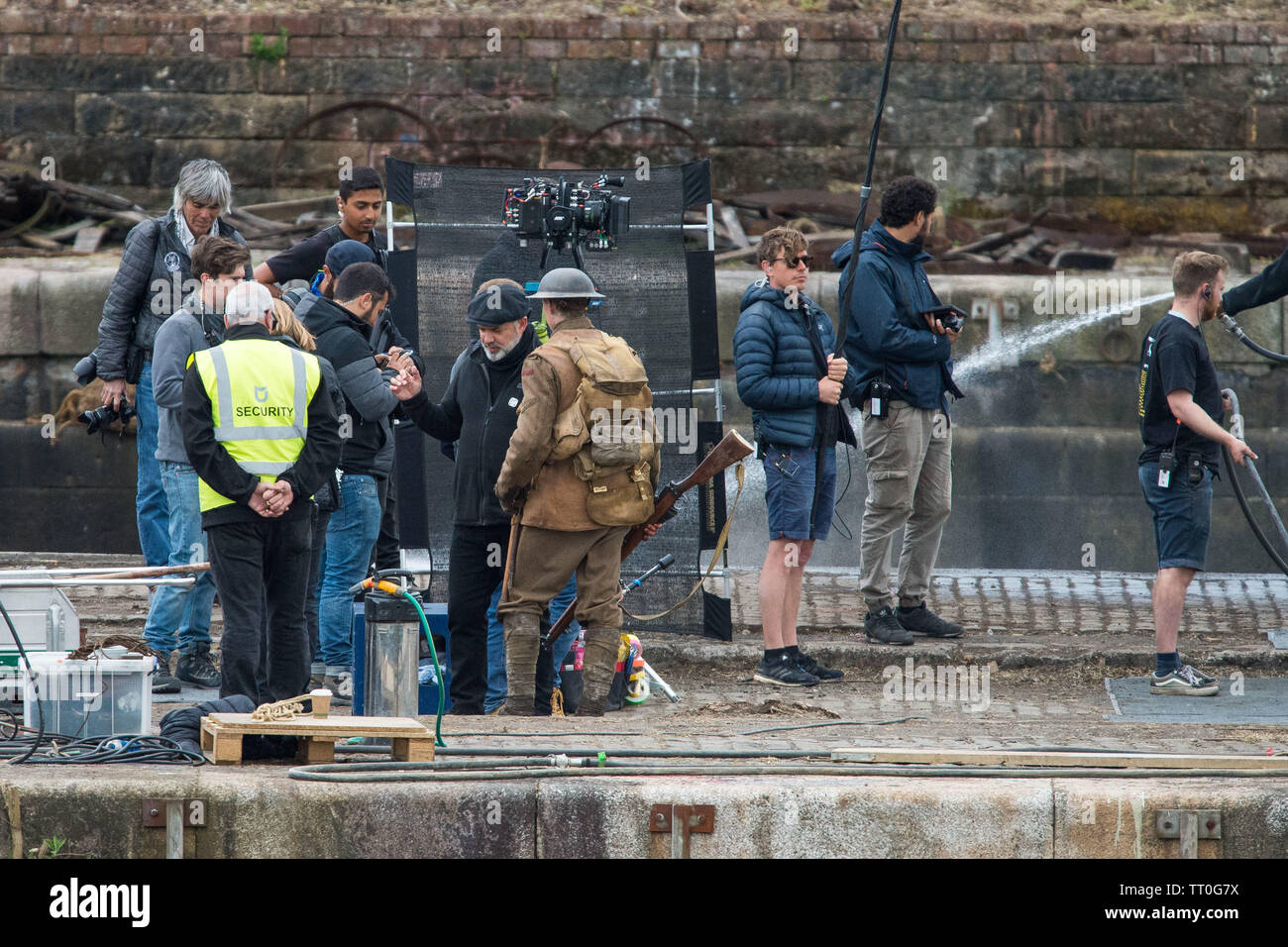 Glasgow, UK. 12. Juni 2019. Im Bild: Geschäftsführer, Sam Mendes (in schwarz und schwarze Kappe) leitet, Schauspieler, George Mackay (in Uniform). Der Film, genannt, 1917, ist eine Zusammenarbeit zwischen Spielberg und Sam Mendes, der das Schreiben und die Projektleitung. Mendes ist auch für seine Arbeit über die James Bond Filme Skyfall und Gespenst bekannt. Stockfoto