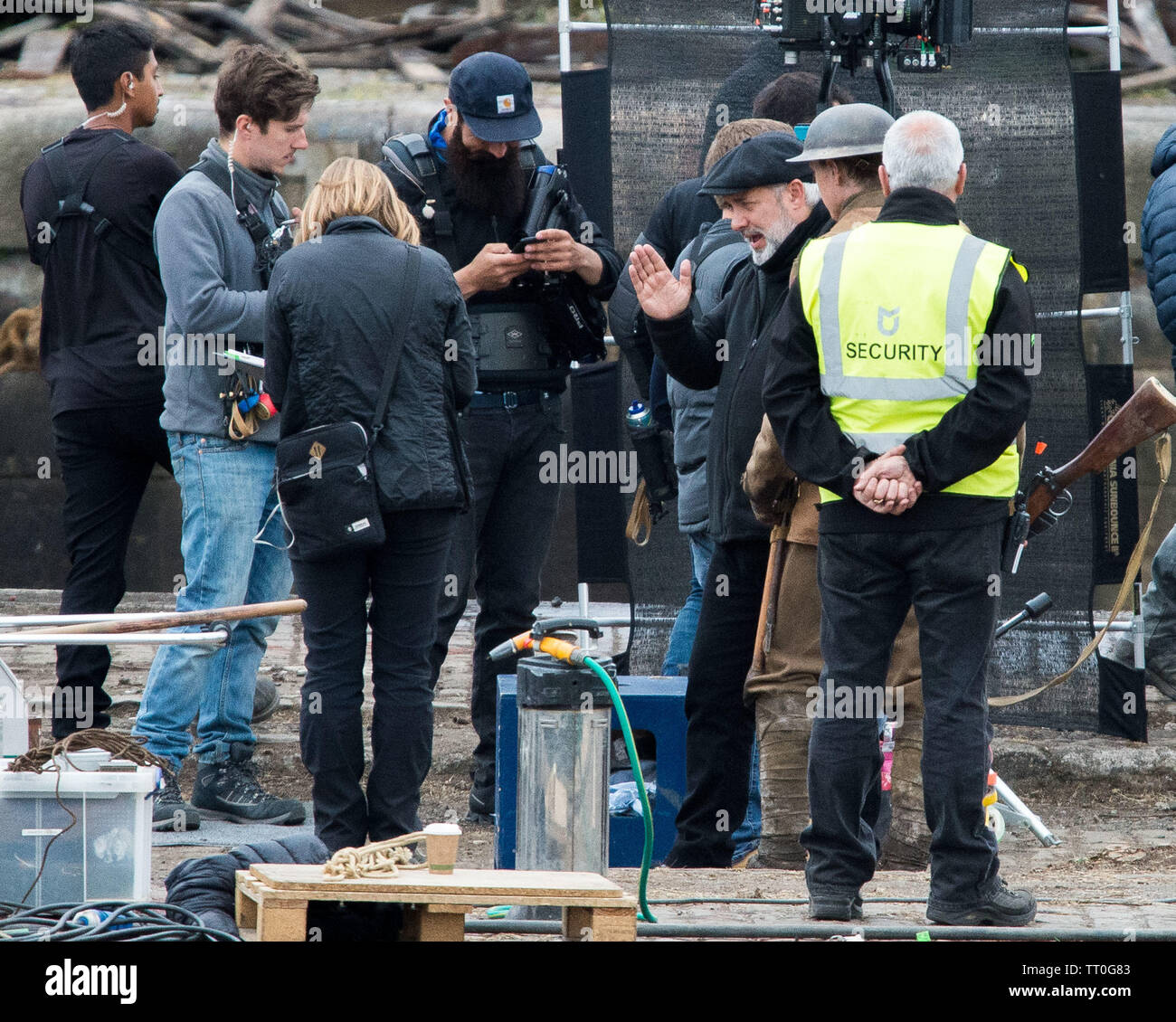 Glasgow, UK. 12. Juni 2019. Im Bild: Geschäftsführer, Sam Mendes (in schwarz und schwarze Kappe) leitet, Schauspieler, George Mackay (in Uniform). Der Film, genannt, 1917, ist eine Zusammenarbeit zwischen Spielberg und Sam Mendes, der das Schreiben und die Projektleitung. Mendes ist auch für seine Arbeit über die James Bond Filme Skyfall und Gespenst bekannt. Stockfoto