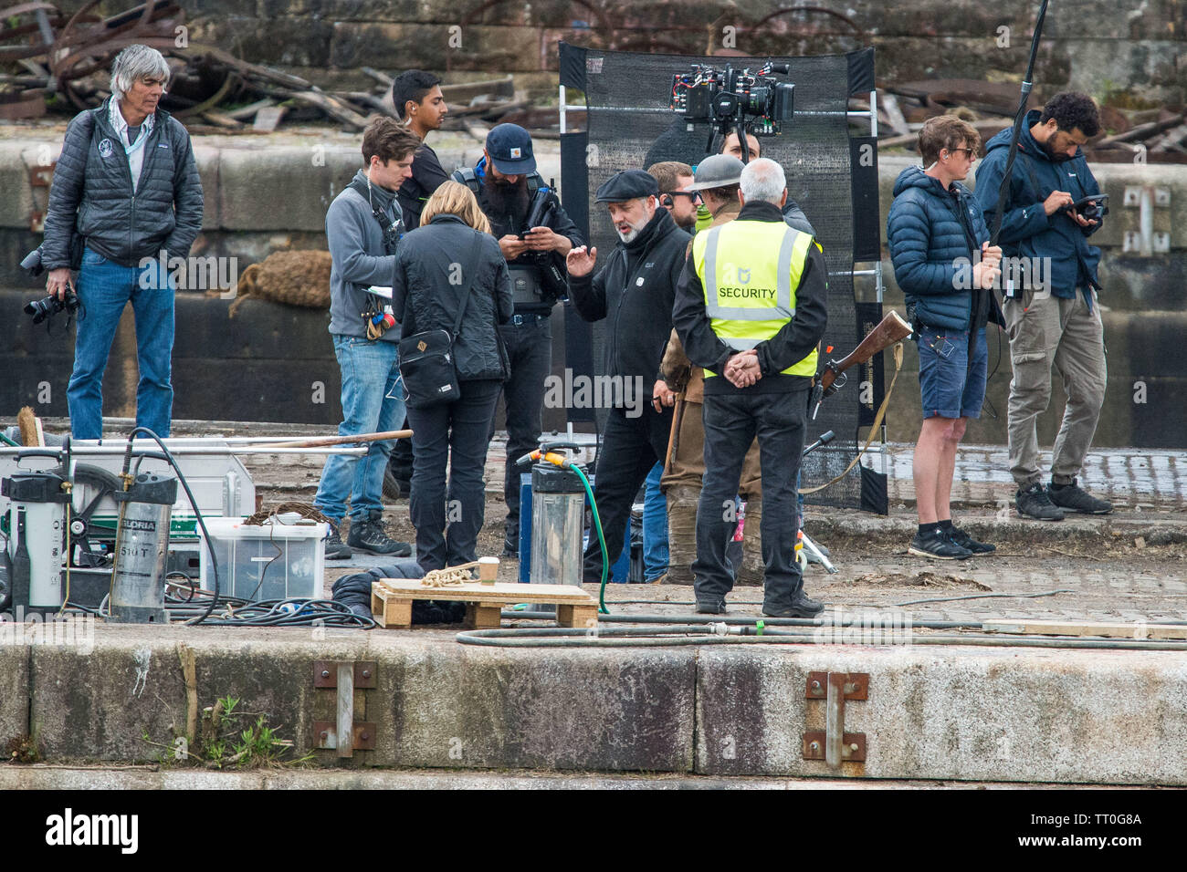 Glasgow, UK. 12. Juni 2019. Im Bild: Geschäftsführer, Sam Mendes (in schwarz und schwarze Kappe) leitet, Schauspieler, George Mackay (in Uniform). Der Film, genannt, 1917, ist eine Zusammenarbeit zwischen Spielberg und Sam Mendes, der das Schreiben und die Projektleitung. Mendes ist auch für seine Arbeit über die James Bond Filme Skyfall und Gespenst bekannt. Stockfoto