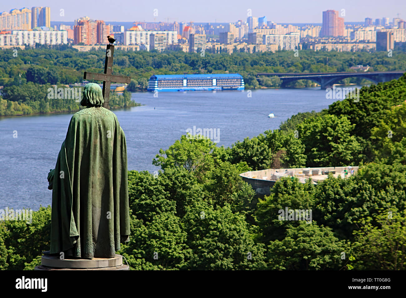 Hl. Wladimir Denkmal im Stadtpark Volodymyrska Hill und Blick auf den Fluss Dnepr in Kiew, Ukraine Stockfoto