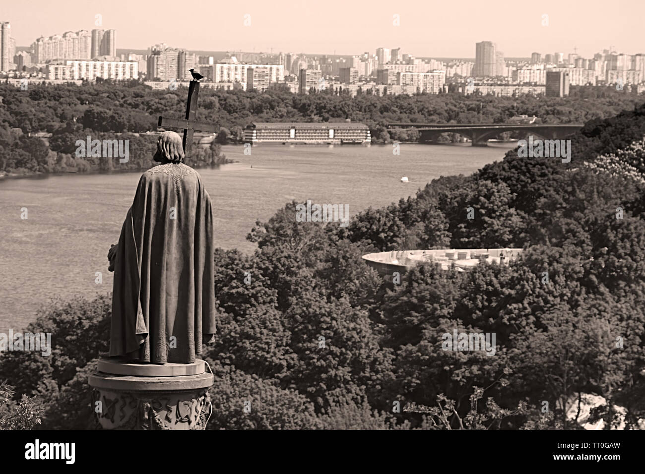 Hl. Wladimir Denkmal im Stadtpark Volodymyrska Hill und Blick auf den Fluss Dnepr in Kiew, Ukraine Stockfoto