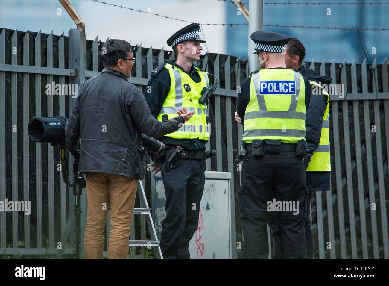 Glasgow, UK. 12. Juni 2019. Im Bild: Sicherheit für das Set ist durch die Polizei und das Personal mit schwarzer Plane Futter den Zaun öffentlichen Ansehen des Films auf der anderen Seite gesetzt zu blockieren patrouillierte. Der Film, genannt, 1917, ist eine Zusammenarbeit zwischen Spielberg und Sam Mendes, der das Schreiben und die Projektleitung. Mendes ist auch für seine Arbeit über die James Bond Filme Skyfall und Gespenst bekannt. Stockfoto