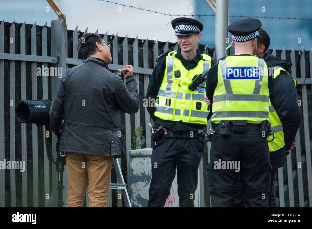 Glasgow, UK. 12. Juni 2019. Im Bild: Sicherheit für das Set ist durch die Polizei und das Personal mit schwarzer Plane Futter den Zaun öffentlichen Ansehen des Films auf der anderen Seite gesetzt zu blockieren patrouillierte. Der Film, genannt, 1917, ist eine Zusammenarbeit zwischen Spielberg und Sam Mendes, der das Schreiben und die Projektleitung. Mendes ist auch für seine Arbeit über die James Bond Filme Skyfall und Gespenst bekannt. Stockfoto