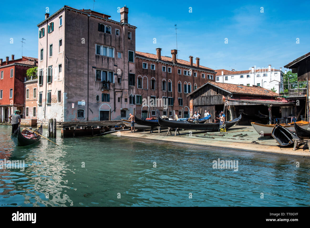 Gondel, Bootswerft, wo Gondeln in Venedig repariert sind. Stockfoto