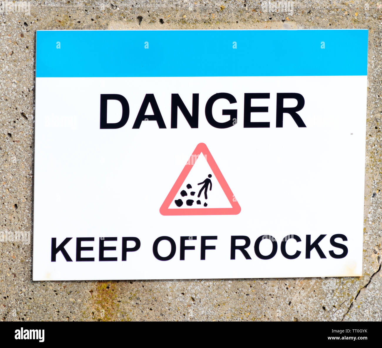 Gefahr Schild halten, von den Felsen aus Großbritannien Stockfoto