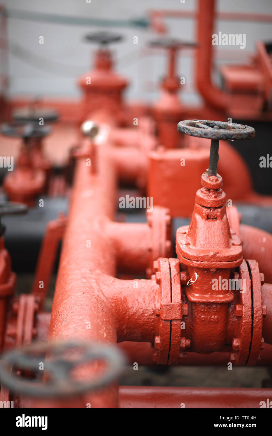 Geflanschte Rohrleitungen an der Pumpstation in Port Stockfoto