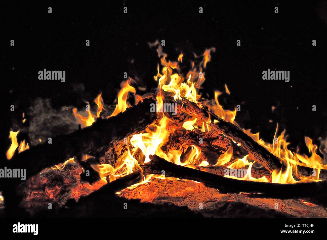 Brennende Protokolle über dem Lagerfeuer in der Mitte der Nacht im Outback von Australien Stockfoto