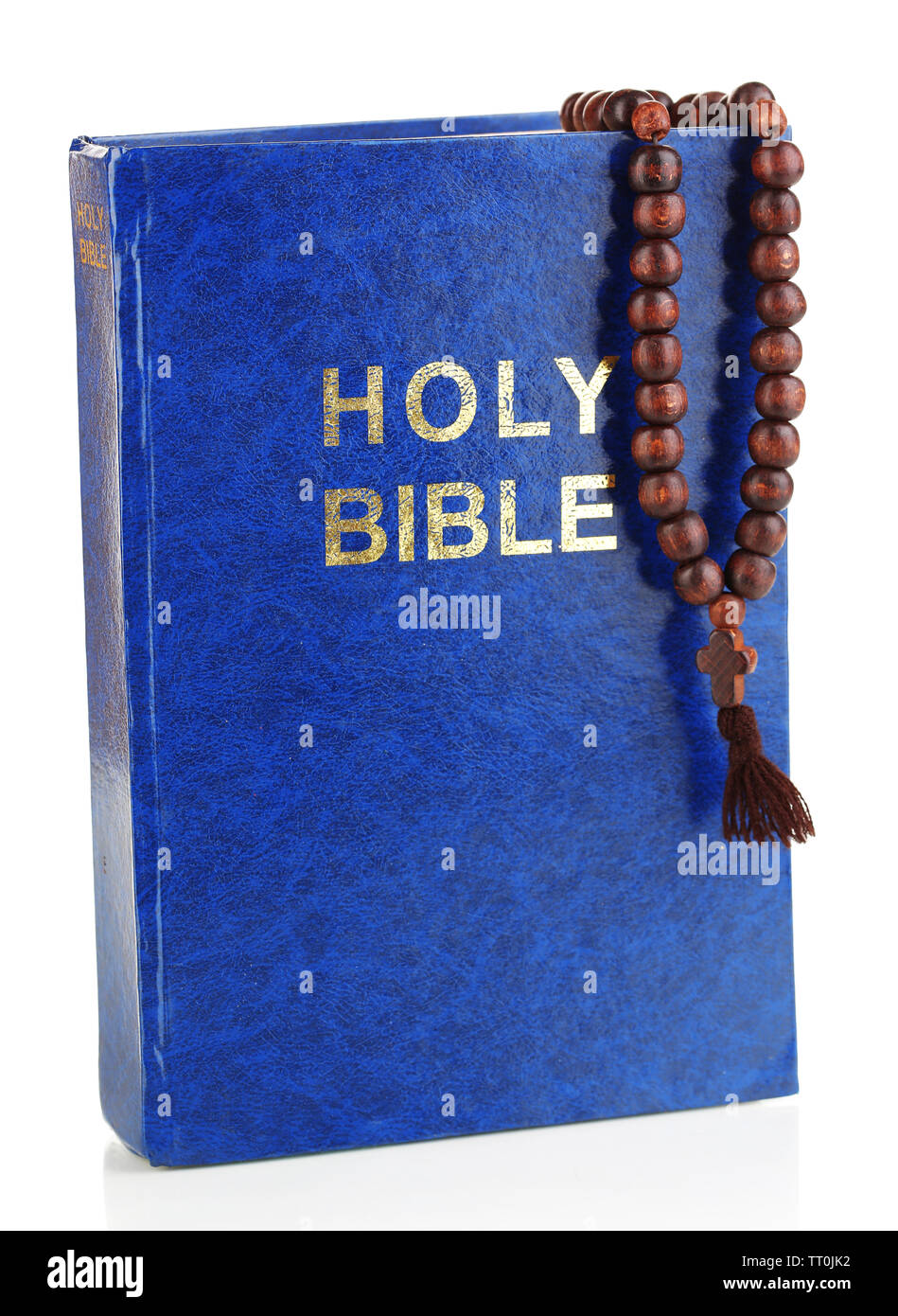 Bibel mit Kreuz isoliert auf weißem Stockfoto