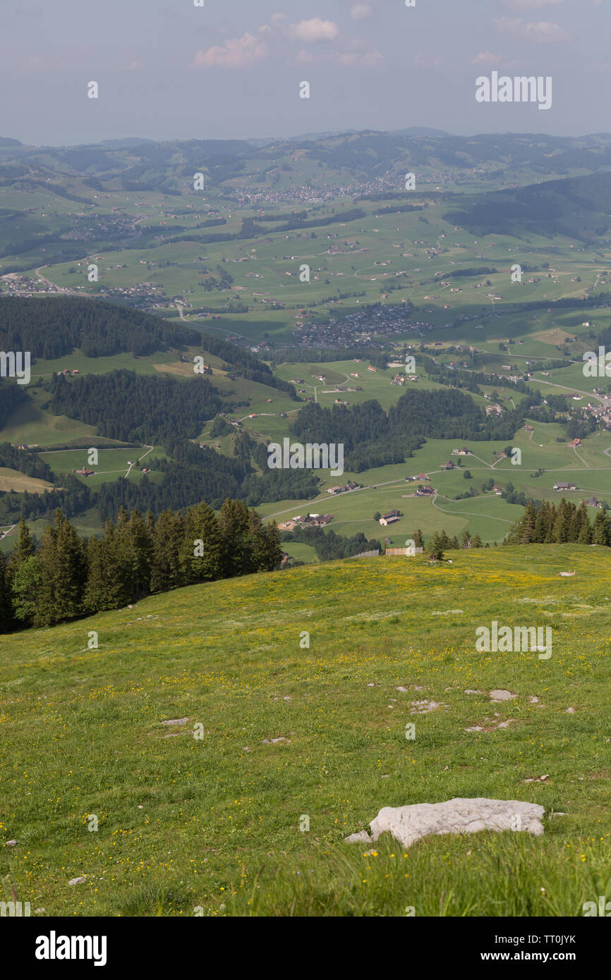 Mit Blick über den schönen Appenzeller Alpen von Ebenalp, Schweiz Schweizer an einem bewölkten Tag. Stockfoto