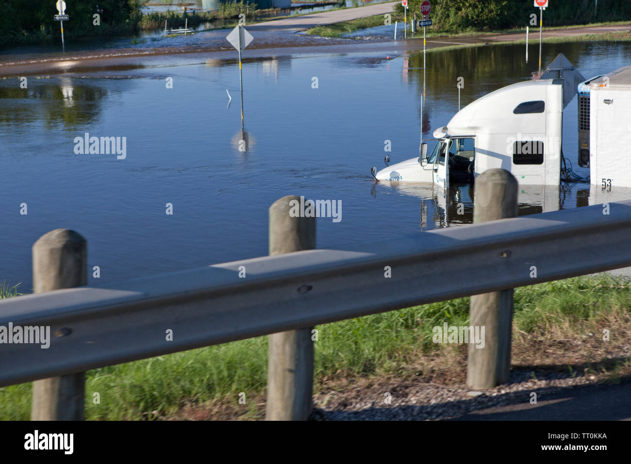 Semi Truck auf Ausfahrt während des Hurrikans Harvey in Texas gestrandeten Stockfoto
