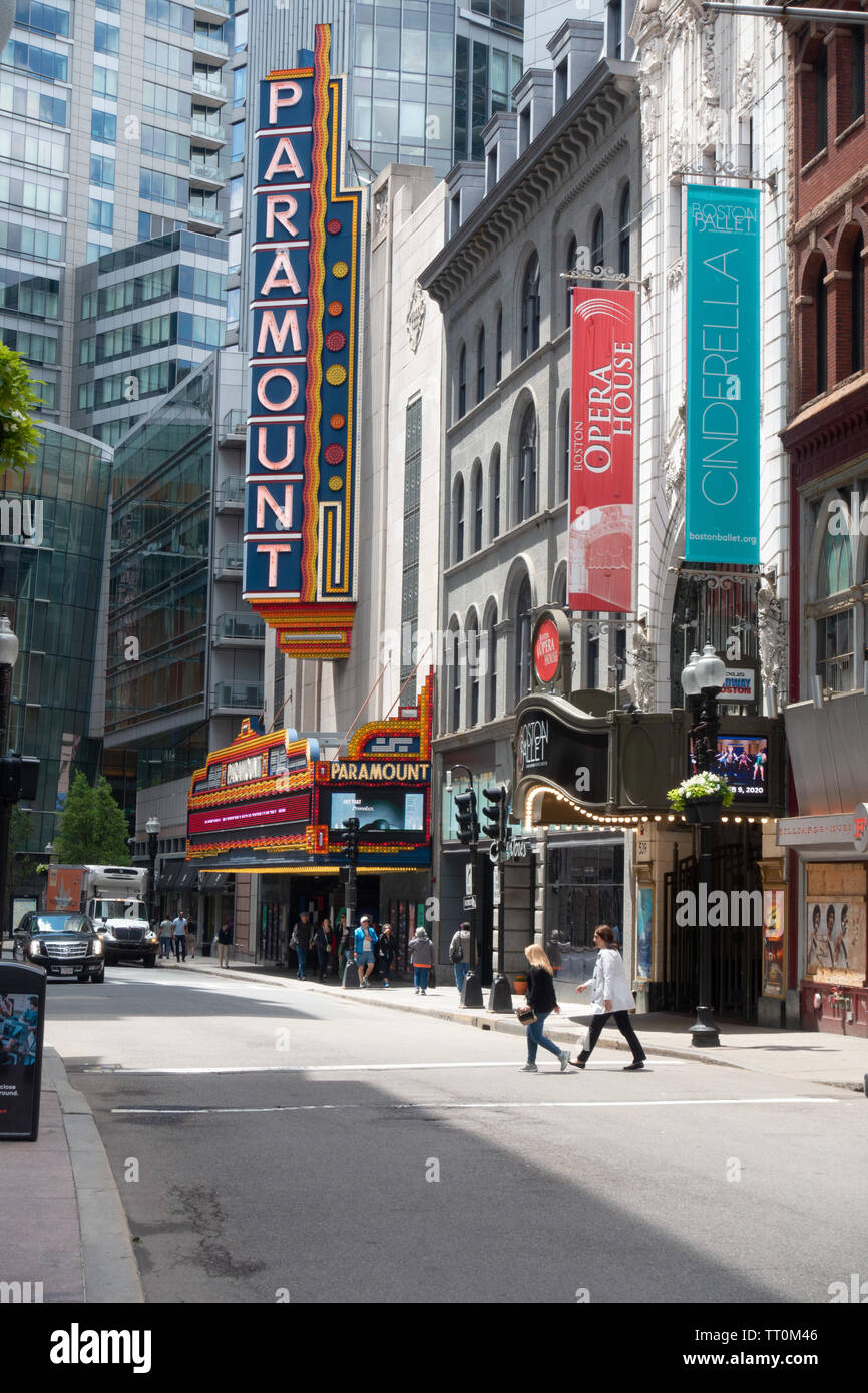 Schilder für das Paramount Theater und das Boston Opera House In Downtown Boston Theater District Stockfoto