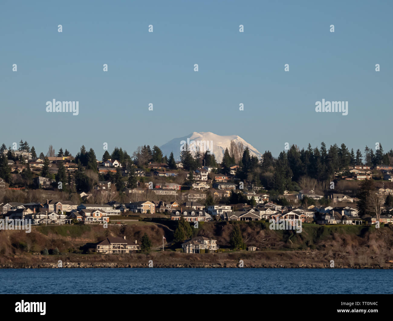Tacoma Stadt Strand Eigenschaften zwischen dem Wasser sitzen und Rainer Berg Stockfoto
