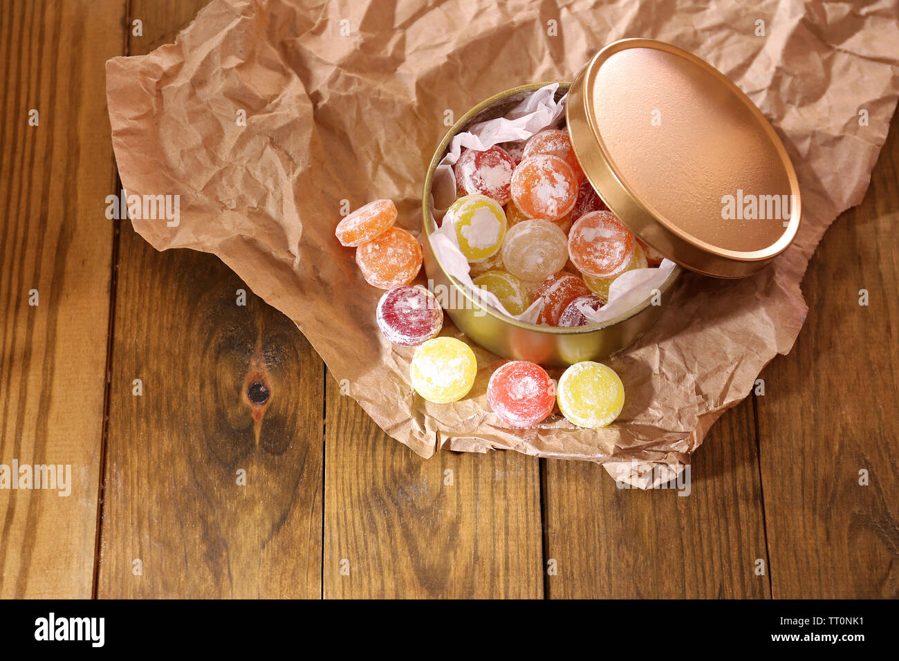 Süße Bonbons in Metall, Holz- Hintergrund Stockfoto