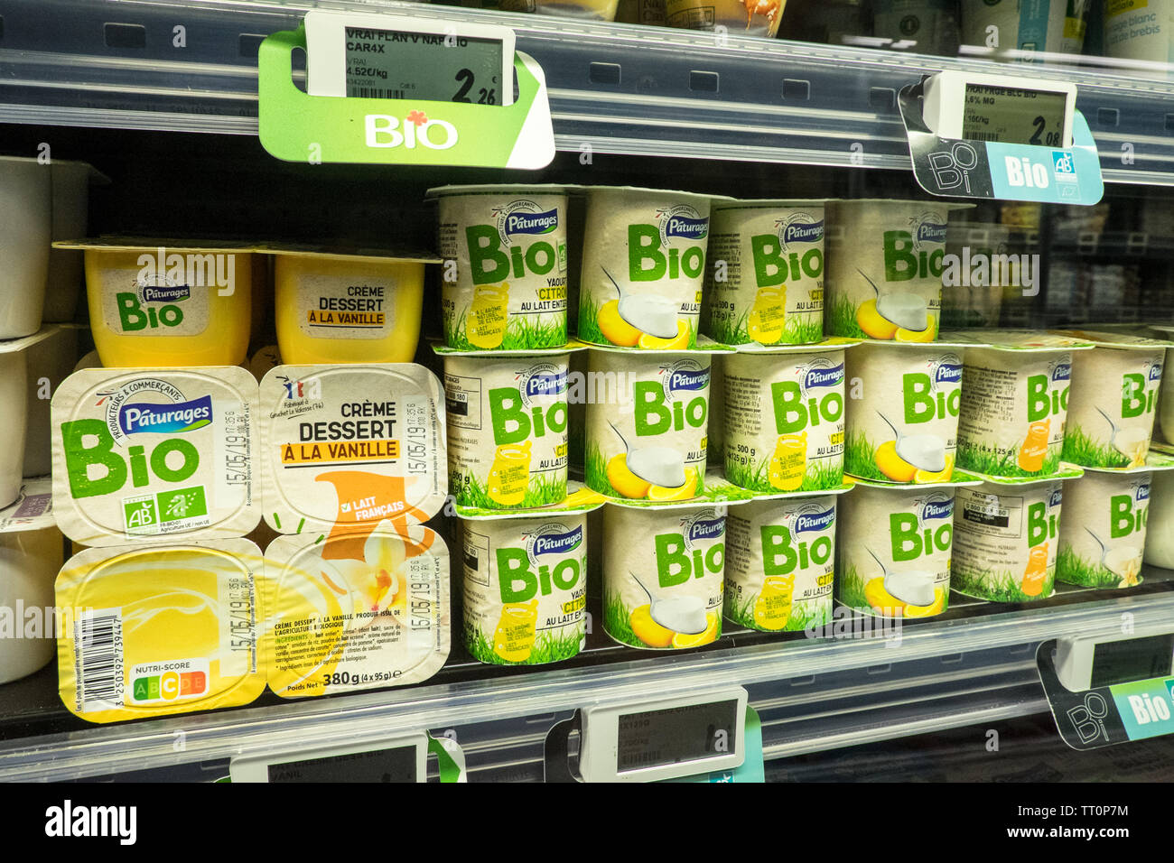 Bio, Bio, gesund, Joghurt, auf, Regal, Intermarche, Aude, Provinz, Präfektur, Bezirk, Süden, von, Frankreich, Südfrankreich, Royal, Französisch, Europa, Europäischen, Stockfoto