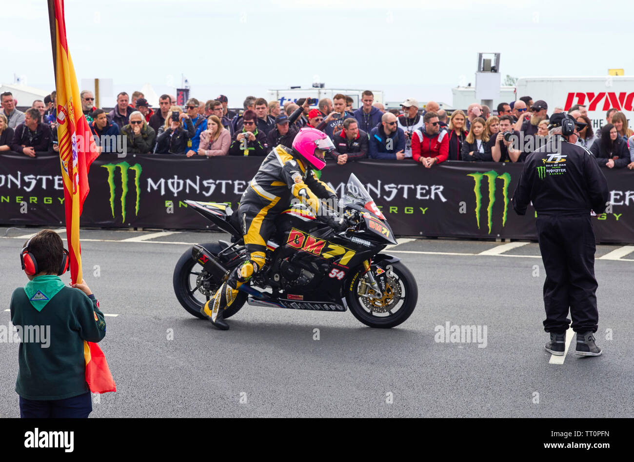 Davy Morgan bereitet die Senior TT Rennen in Douglas, Isle of Man auf seinem 1000 BMW mit dem DM71 Team Stockfoto