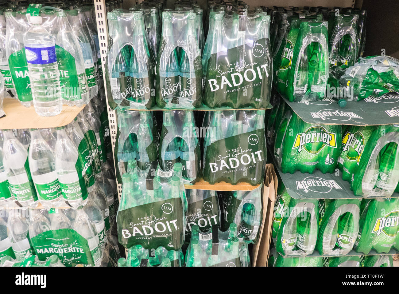 Plastik, Flaschen, von, Mineralwasser, Wasser, auf, Regal, Intermarche, Aude, Provinz, Präfektur, Bezirk, Süden, von, Frankreich, Südfrankreich, Royal, Französisch, Europa, Stockfoto