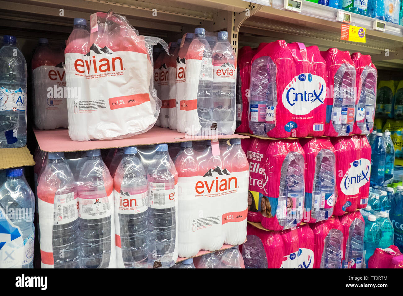 Plastik, Flaschen, von, Mineralwasser, Wasser, auf, Regal, Intermarche, Aude, Provinz, Präfektur, Bezirk, Süden, von, Frankreich, Südfrankreich, Royal, Französisch, Europa, Stockfoto