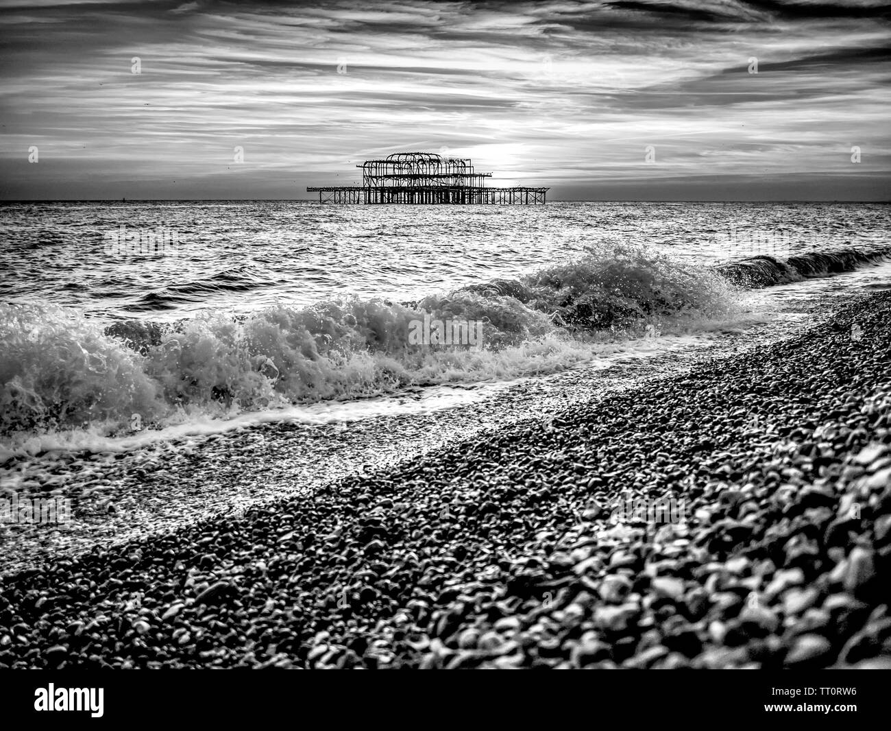 Brighton West Pier bei Sonnenuntergang in Schwarz und Weiß Stockfoto